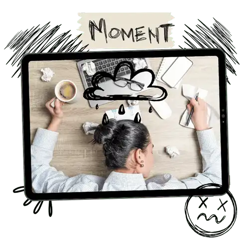 Kvinnlig företagare som dukat under av digital stress som ligger med huvudet på ett skrivbord med en laptop framför sig och en kaffekopp i handen.