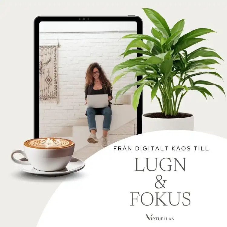 Glad, lugn och stressfri kvinnlig företagare sitter i en trapp och jobbar på sin laptop.