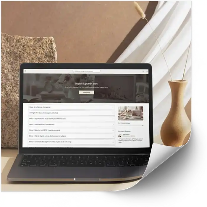 Laptop med en onlinekurs skapad av digital konsult.