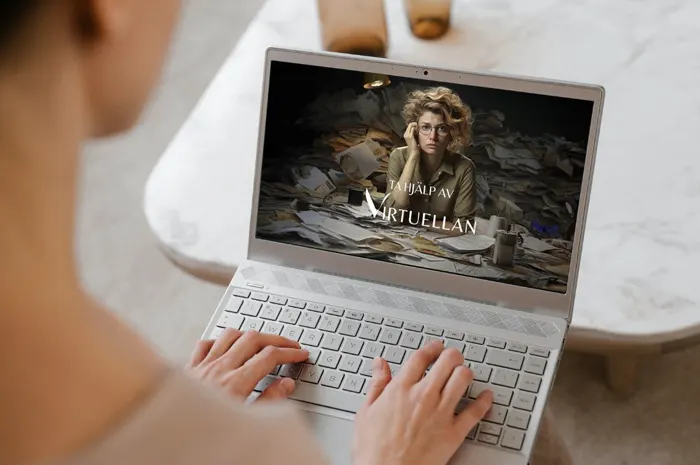 Kvinna skriver på en laptop