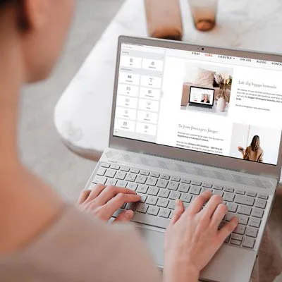 Kvinnlig företagare skriver på en laptop